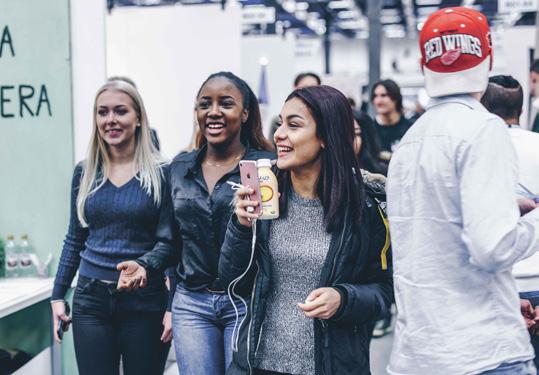 ALLA FÖRETAG PÅ UF SHOWROOM Obunden och fri Ung Företagsamhet är en politiskt och religiöst obunden organisation som jobbar med entreprenörskap i skolan.
