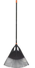 ställen på gården. Fiskars PowerClean kombinerar mjuka och hårda borst för effektiv sopning. Modern design.