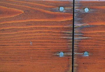 Teknos har, tillsammans med Vincent Timber Ltd, utformat ett test för att ge verklighetsbaserad data kring hur tre olika träslag presterar (Röd ceder, Sibirisk lärk och Accoya ).
