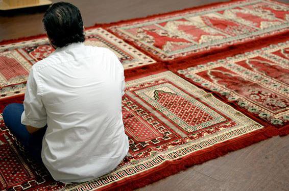 Vi som företräder muslimska organisationer i Sverige förväntar oss inte att man skall börja möblera om på alla sjukhus.