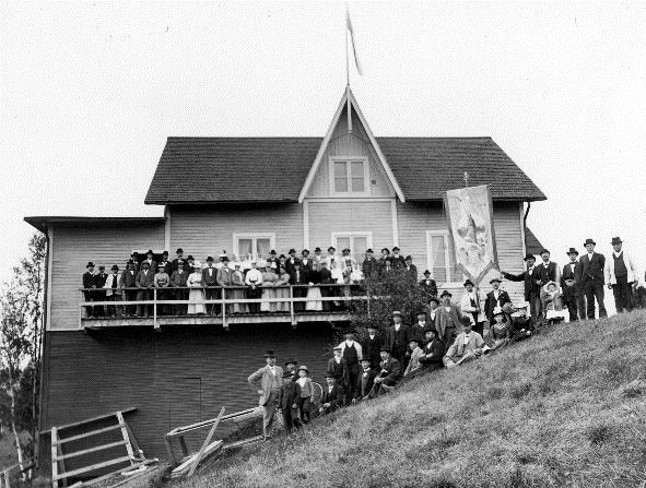 3 Bild 3: Godtemplarlokalen på Järnvägsgatan år 1901. Bild 4: Kung Gustavs väg namngavs efter Gustaf V:s besök i Orsa år 1909 i samband med invigning av järnvägssträckan Orsa- Härjeådalen.