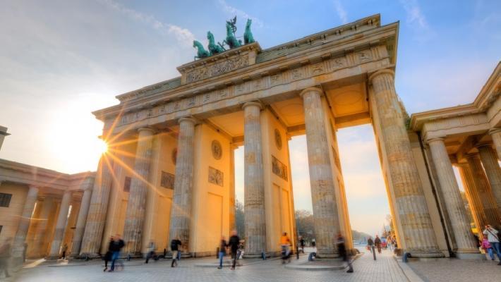 Brandenburger Tor AquaDom & Sealife Berlin (16.3 km) Stora AquaDom & Sealife Berlin är ett stort akvarium med 35 tankar fyllda med hajar, sjöstjärnor, bläckfisk och många tusen olika arter av fisk.