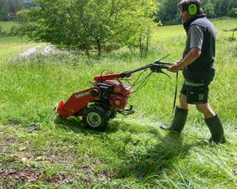 figur 1. Användandet av mekaniska slåtterredskap har ökat allt mer medan användandet av lie minskar. Slåtterbalken skär vegetationen med en klinga och efterliknar därför lieslåtter på ett bra sätt.