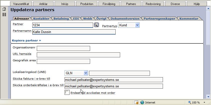På partner kommer både fakturor och orderbekräftelser att skickas i e-brev genom att fälten Skicka faktura i e-brev till och Skicka orderbekräftelse i e-brev till är ifyllda.