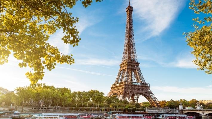Byggnaden har två vingar och på platsen mellan de har ni en av de bästa utsiktsplatserna över stadens landmärke, Eiffeltornet.