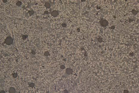 C57539/18 Bunnskolle funnet under sjaktveggen i en av blesterovnene Oregelbundet slaggfragment 105 95 mm i plan, med en tjocklek på minst 85 mm (med en ursprunglig ytterkant).