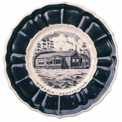 1964) arbetat med att köpa och samla föremål som med form och textinnehåll har uppenbara kopplingar till Uppsala, många är vad vi skulle kunna kalla souvenirer.