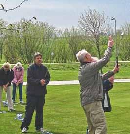 tre grupper och fick prova på några av golfens vanligaste slag.