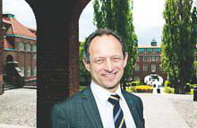 För det är med hjälp av Lug Vanfretts smulator för smarta elnät som en uthållg och leveranssäker energlösnng ska utvecklas på KTH.