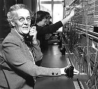 Telefonväxlar Samtalskopplingen sköttes i början av växeltelefonister.