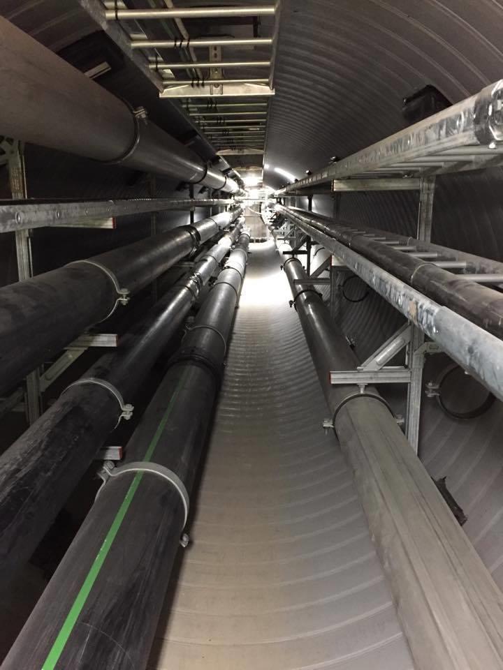2.2 Introduktion till studerade infrasystem Infrakulverten i Vallastaden är den första i sitt slag och innehåller ledningar och kablar för el, opto, fjärrvärme, sopsug, vatten och avlopp.