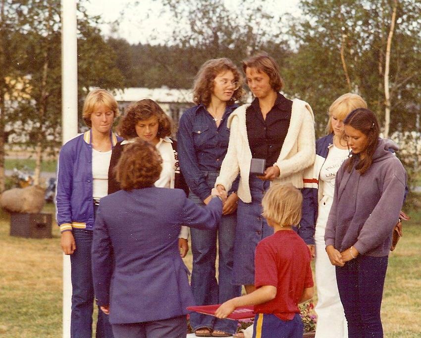 Ulrika och Hellen vinner guld i K 2 vid JSM i Luleå 1976. 1977 Bo Friberg leder fortfarande klubben. Tävlingsverksamheten är stor, nu är det inte enbart Hellen och Ulrika som visar upp sig.