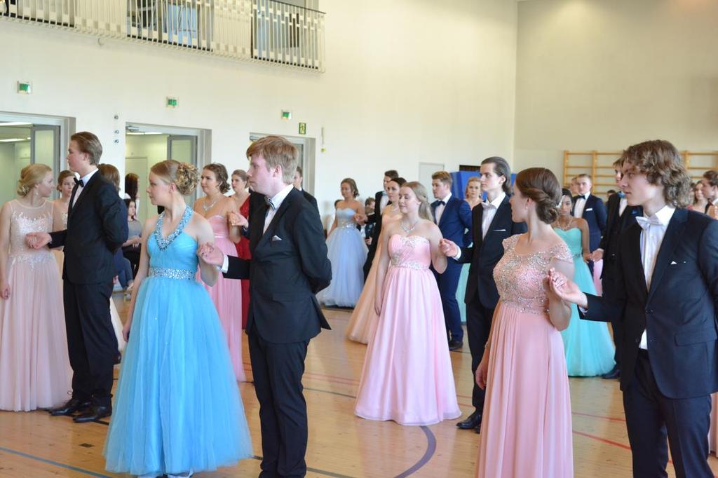 DE GAMLAS DAG De Gamlas Dag firas med en dansuppvisning i skolan på dagen och på kvällen gemensamt med de finska gymnasierna.