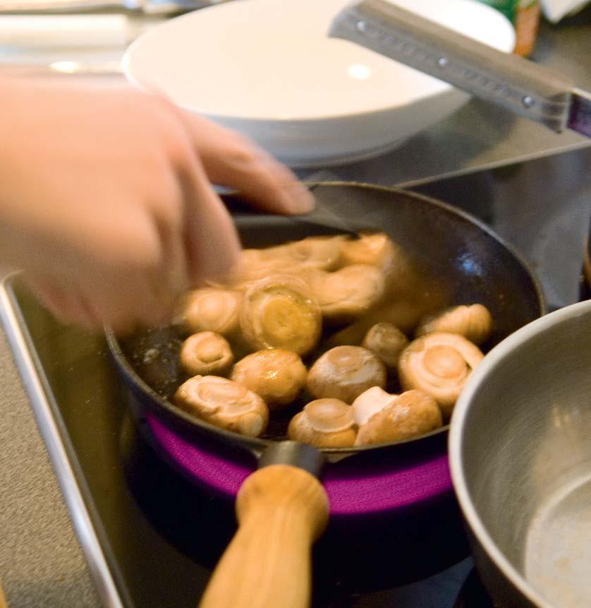 I det trivsamma lantköket hjälper treåriga Ellinor och femårige Karl sin mamma med att hacka grönsaker till lunchen.