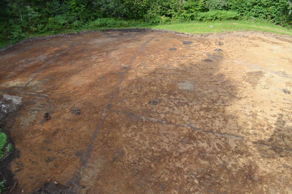 5.2 UTGRAVNINGSMETODE Vi använde oss vid denna undersökning till stora delar av maskinell avbaning som är den vanligaste metoden för att undersöka strukturer som ligger begravda under dyrkad mark