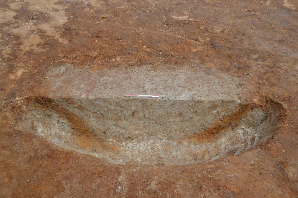 något kol eller några större mängder organiskt material som skulle kunna ha hamnat på ett lerfundament kanske dock påvisar att denna strukturen kan ha framställts av naturliga fenomen. Figur 15.