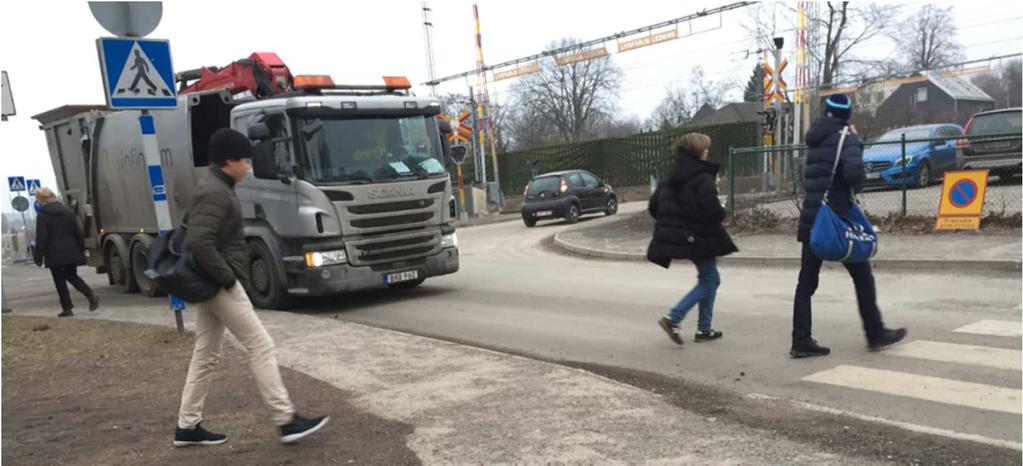 23(48) Rondellen vid Stora Marknadsvägen, Bergtorpsvägen och Viggbyholmsvägen Det är mycket trafik i rondellen så det blir köer för bilar och gående.