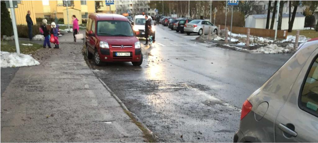 29(48) Tre barn skriver att de blev nästan påkörda när de gick till skolan den senaste månaden. Ett av barnen blev snuddad av bilen.