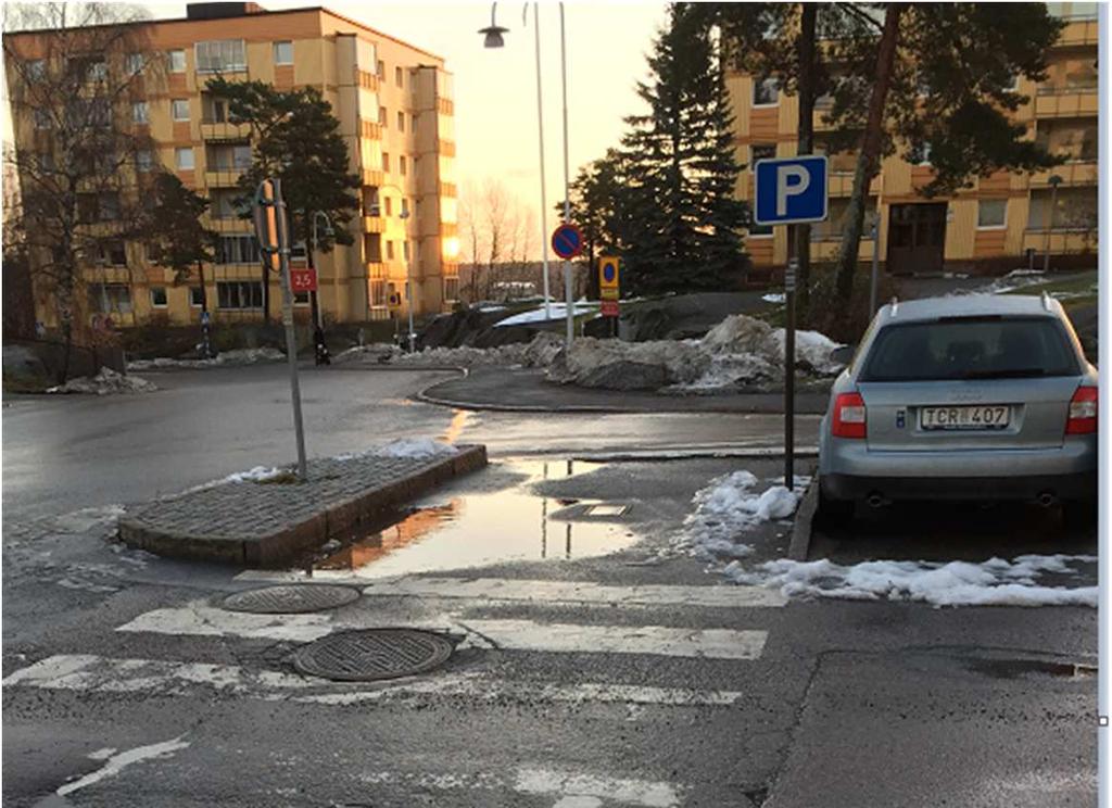 Waldorfskolan (gamla brandstationen). Stressade föräldrar eller andra bilister ser inte barnen på övergångsställena.