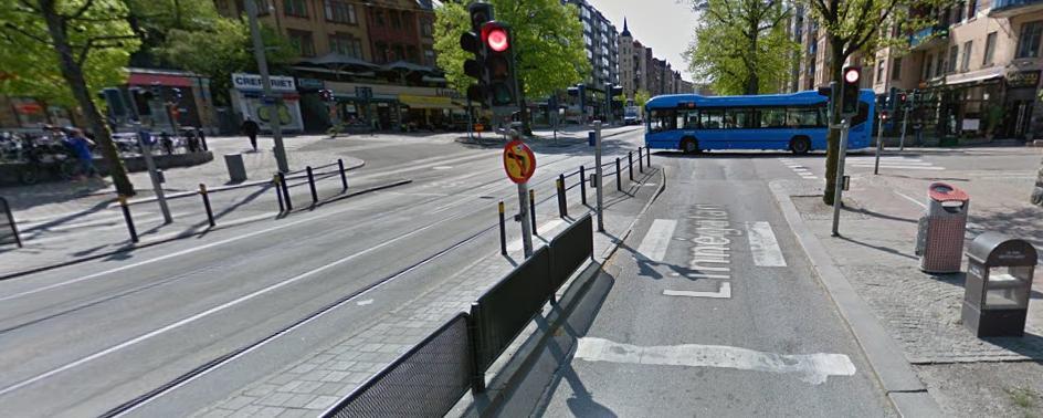 Uppdragsnr: 10208702 41 (49) Exempel från Linnégatan, där det bara är trafik från sidogatorna som får korsa spårvagnsspåret (signalreglerat). Vänstersväng från Linnégatan tillåts inte.
