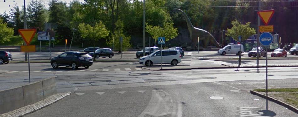 Det finns dock exempel på platser i Göteborg där bilarnas körfält väver samman och/eller korsar spårvagnen utan traditionell signal.