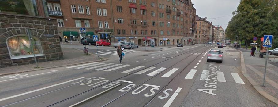 Exempel från Aschebergsgatan där vänstersväng från bilarnas körfält tillåts helt utan signal som innebär passage över reserverat spårvagnsspår i mitten av gatan.