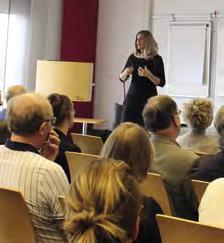 Anna Niska, på Cykelmässans scen i rollen som expert på infrastruktur för cykel, frågar ut åtta politiker från riksdagspartierna.