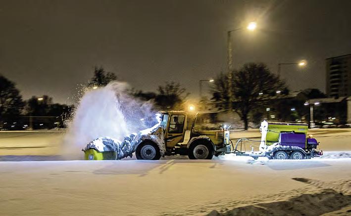Sopsaltning av cykelväg. Nordiska intryck för sopsaltmetoden Halkbekämpning med sopsaltmetoden tar bort så gott som all snö och is och kan bidra till att fler vågar cykla vintertid.