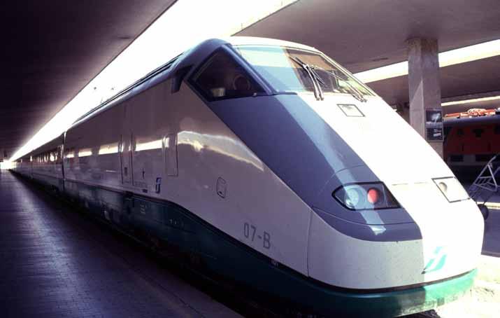 Bytespunkten vid Skavsta flygplats föreslås med en mittplattform mellan sidotågspåren till Ostlänkens upp- och nedspår. Väster om plattformen anordnas ett vändspår mellan sidotågspåren.