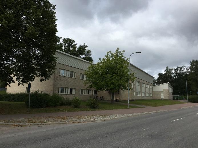 Alternativ 1: Tierp 173:1 Lokaler: De ytor som behövs, ca 25 kvm, bedöms kunna rymmas inom befintliga lokaler i den östra flygeln mot Gävlevägen. Entréplanet och våning ett omfattar ca 1 kvm per plan.