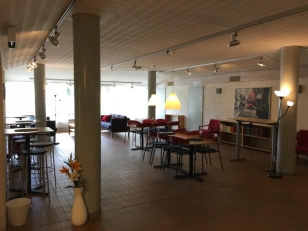 Gällande detaljplan ger byggrätt för ytterligare en våning på flyglarna samt i en våning på delar av gården. Detaljplanen medger dock inte vårdändamål. Ytor: Fastigheten är 9798 kvm.