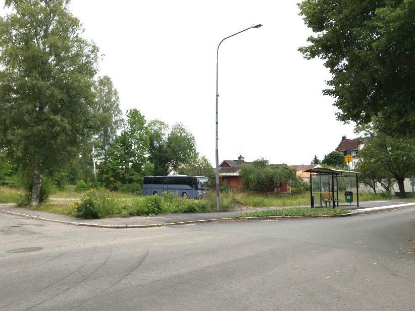 Alternativ 3: Tierp 87:3, 87:5 Lokaler: Äldre villa med tillhörande uthus på Tierp 87:3. Befintlig banklokal om ca 35 kvm på Tierp 87:5, i övrigt saknas bebyggelse.