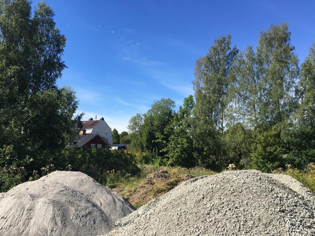 Avstånd till Tierps station: 4 m och ca fyra minuters promenad. Kopplingen till centrum: Läget är i utmärkt. Fastigheten ligger vid Norra esplanaden i anslutning till Tierps station.