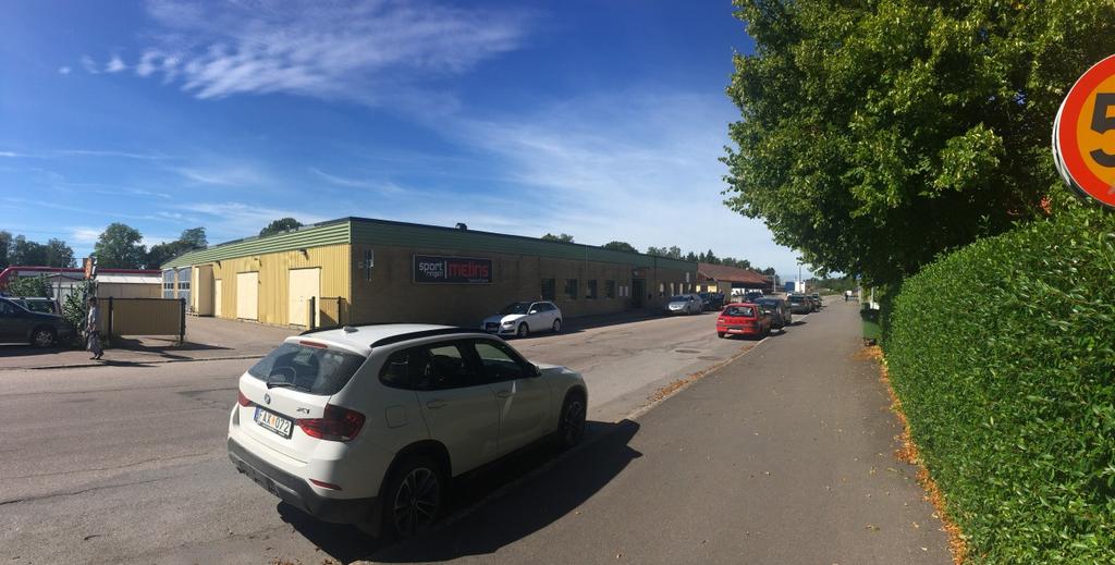 Alternativ 4: Tierp 75:7 Lokaler: Fastigheten är delad i två delar. På den större delen av fastigheten finns en envånings handels/lagerlokal hopbyggd med en äldre villa, lokalerna är 125 kvm.