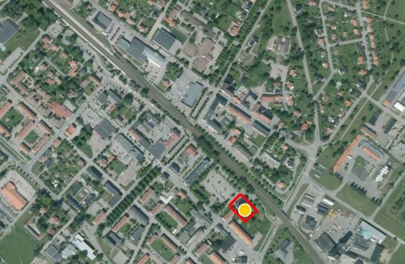 Vid en etablering i detta läge är det inte troligt att något av den befintliga bebyggelsen går att utnyttja utan den kommer att behöva rivas.