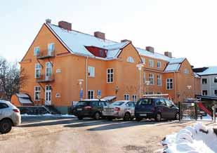 Byggnaderna på fastigheten består av en större sammanhängande del med hus A, C, D och G där den huvudsakliga verksamheten bedrivs, I hus F finns
