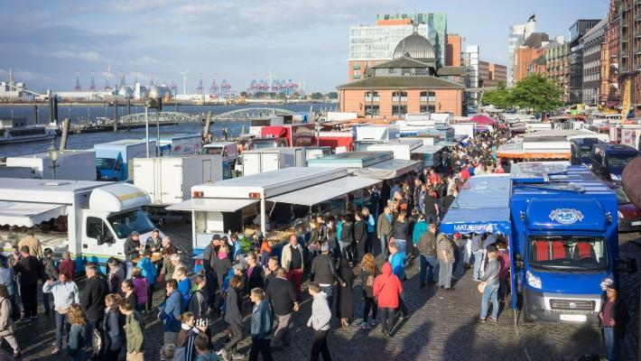 Marknaden har öppet varje söndag och här kan ni njuta av strosande längs de många