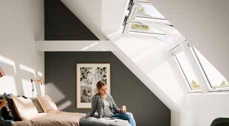 Välj mellan topp- eller pivåhängt takfönster (se sida 12) Pivåhängt takfönster går även att få med INTEGRA fjärrstyrning (se sida 13) VELUX invändiga solskydd monteras enkelt i fönsterbågens