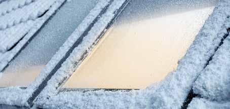 Pivåhängt Pivåhängt VELUX TripleProtect Packningarna sluter tätt vid takfönstrets nedre del och på sidorna av karmen/ramen. Detta skapar en barriär mot smältvattnet.