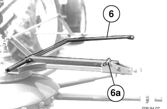 Genomför omställningen från arbets- till transportposition och tvärt om när maskinen står på en fast, jämn markyta. TD 44/94/15 A E TD//8 2. Ta av hållarna för räfspinnarna (1a) på de båda rotorerna.