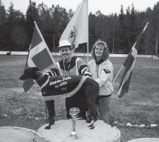 Svenskt Uppfödningslopp, 2015. Fr.v. tvåa Yu Baba, 32.26, etta Sooth, 32.16, trea Enemel Noir, 32.29. Gästriketrofén 1991, segare Public Enemy, Lena Helin och Kari Tarvainen, GHS.