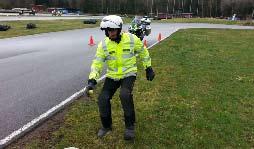 Micke W kör Wingen genom en trång passage medan cyklarna passerar alldeles utanför Sören (numera TV-kändis) berättar om dagens övningar