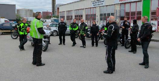 ÅRETS FÖRSTA DAGTOURING 6 Äntligen har säsongen börjat och Andreas Brodin lotsade våra 15 hojar på en 23 mil lång touring runt Roslagen. Det obligatoriska fikastoppet blev den här gången i Finsta.