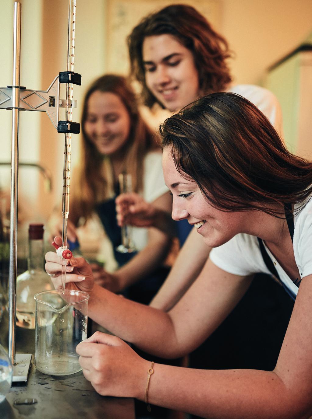 Högskoleförberedande Naturvetenskaps- programmet På naturvetenskapsprogrammet får du ägna dig åt de naturvetenskapliga ämnena och hitta svar på många spännande frågor om hur vår värld fungerar.