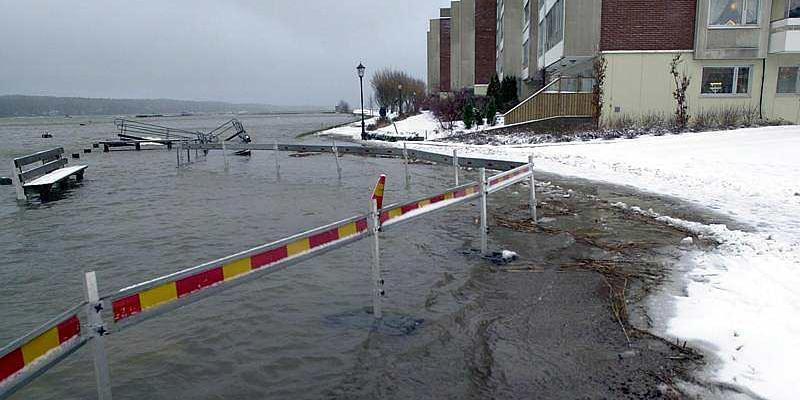 Bild nr X. Översvämningarna kring Vänern 2000-2001. Bild från Vänersborg. Fotograf?