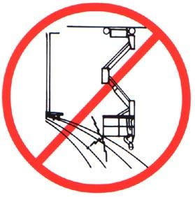 Manövrera aldrig en maskin om inte skyddsräcket är monterat och ordentligt fastsatt. Stäng och spärra grinden då Du kommit upp på plattformen.