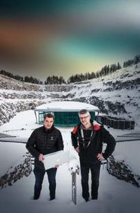 Conny Gesar verksamhetsledare för Dalhalla och Bengt Park från bröderna Park vid ett snöklätt Dalhalla.