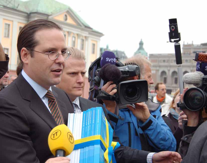 8 Arbetet i kammare och utskott Slutna sammanträden och öppna utfrågningar Till skillnad från kammarens sammanträden är utskottssammanträdena inte öppna för allmänheten.