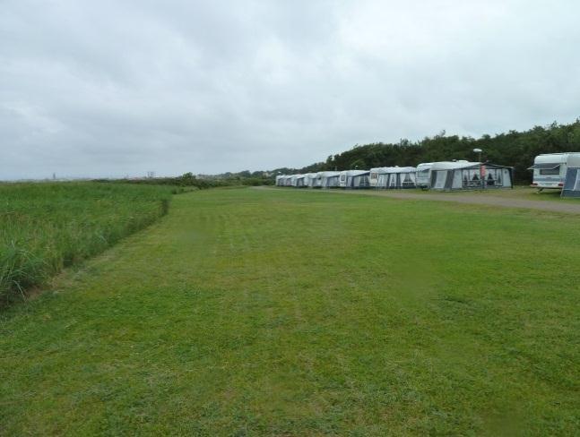 Figur 2-34 Stenkastning söder om hamnen i Lerberget. 2.5.6 Norr om Lerbergets hamn Vid Lerbergets Camping är det en bukt med sandstrand och sanddyner, se foton i Figur 2-35.