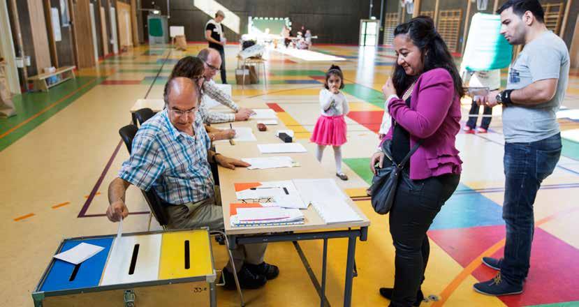 6 Demokratins kännetecken Demokrati betyder ursprungligen folkstyre. I alla demokratier är det alltså folket som har den politiska makten.
